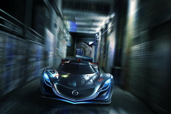 Concept de voiture Mazda circulant dans le tunnel