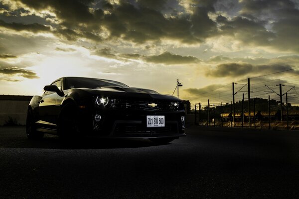 Chevrolet Camaro negro en el fondo de la ciudad de la noche