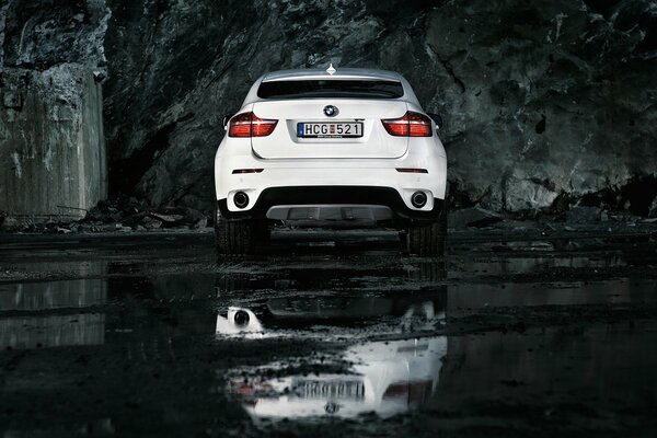 Voiture blanche BMW sur fond gris