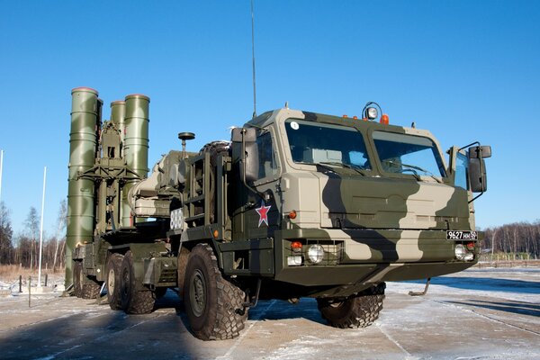 Grauer Militär-LKW mit Flugabwehrraketensystem