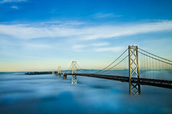 Pont sortant dans l eau et le brouillard