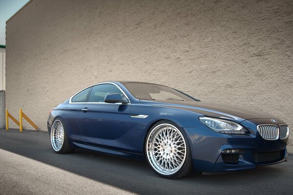 Bleu bmw 650i m6 sur fond de mur