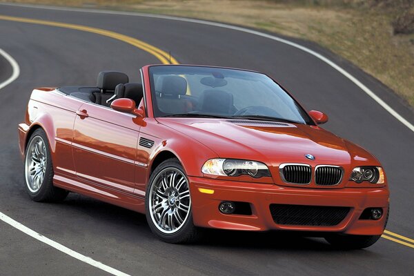 BMW E46 convertibile rosso su strada nel traffico