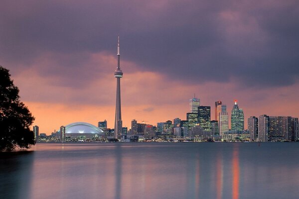 Puesta de sol de otoño de Toronto, ciudades en Canadá