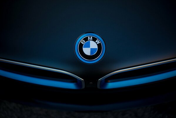 Logotipo del coche de BMW en el capó