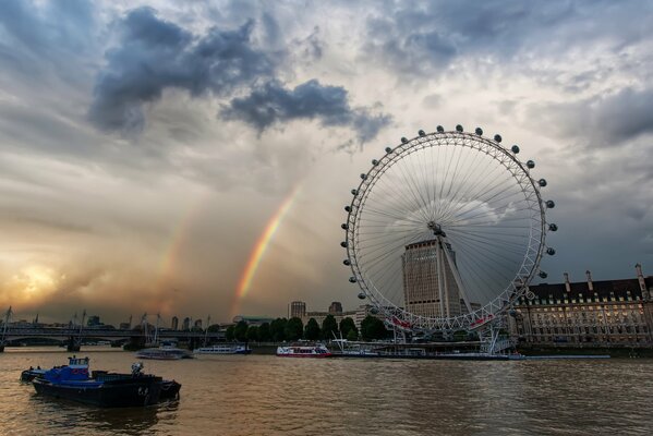 Rueda de la fortuna en el Támesis en Londres