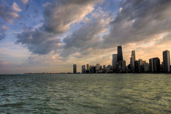 Blick auf die Wolkenkratzer von Chicago vom Wasser