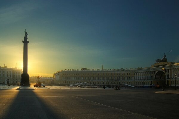 Plac Pałacowy w świetle porannych promieni słońca