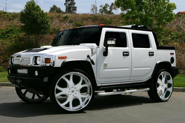 Un SUV HUMMER ASANTI h2 blanc sur fond d effondrement