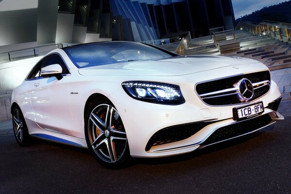 Hermoso coche blanco Mercedes-Benz Coupe