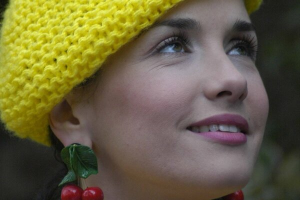 Fille romantique dans un béret jaune tricoté