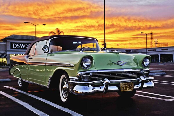 Alexander Serov compró un coche retro para la tarifa del concierto