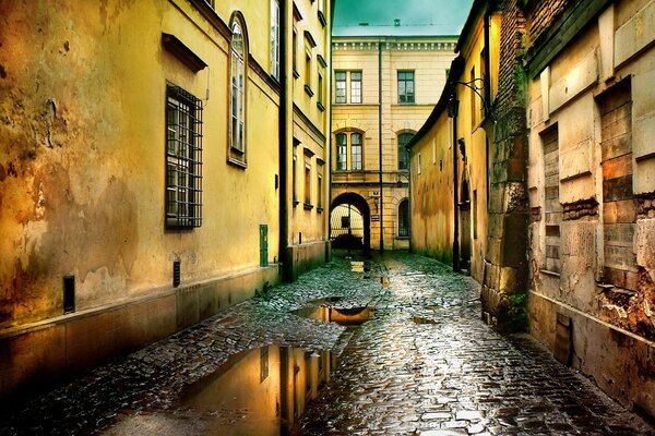 Rue étroite après la pluie