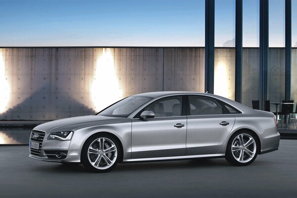 L Audi S8 gris inoubliable et lumineux est situé côte à côte