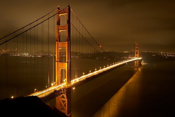 Pont de nuit à la lumière des lanternes
