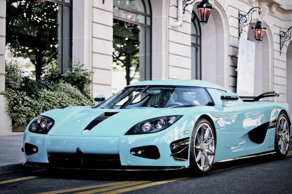 Voiture de sport bleu sur la route sur le fond du bâtiment