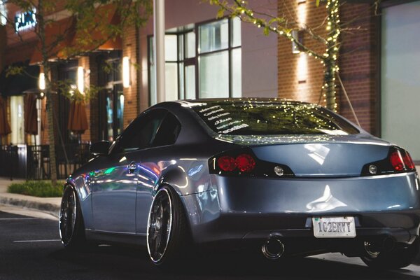 Voiture Infinity dans la rue de nuit