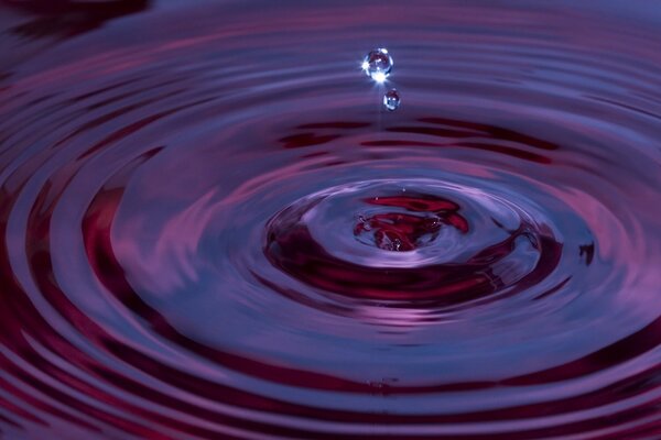 Círculos y ondas en el agua de color rojo