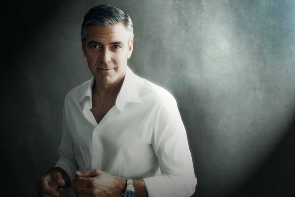 George Clooney ist ein hübscher Mann im weißen Hemd