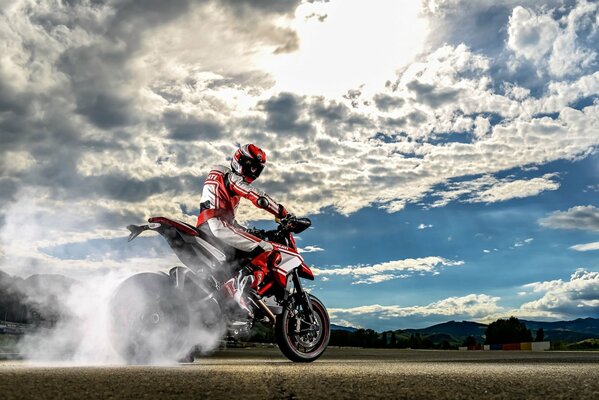 En el fondo del cielo elegante paseos motociclista