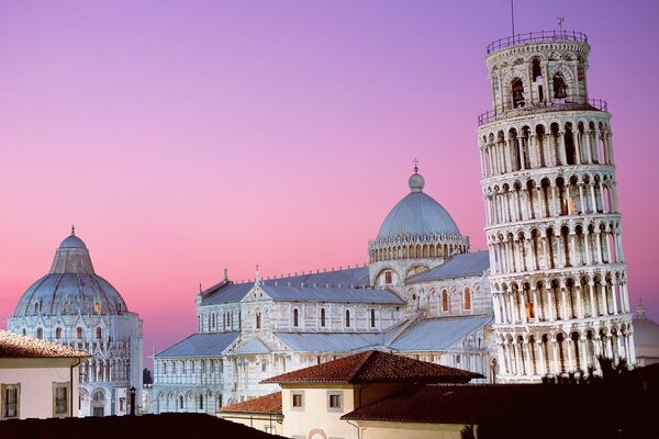 Torre inclinada de Pisa contra el cielo rosa