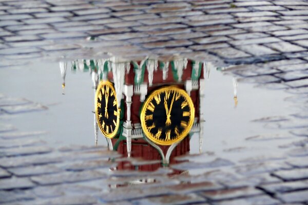 Reflet du carillon du Kremlin dans une flaque d eau