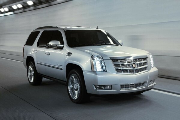 Un Cadillac gris viaja a gran velocidad