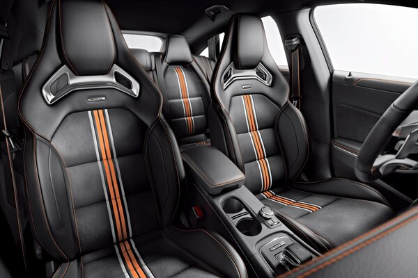 Mercedes-Fahrzeuginnenraum orange mit schwarz