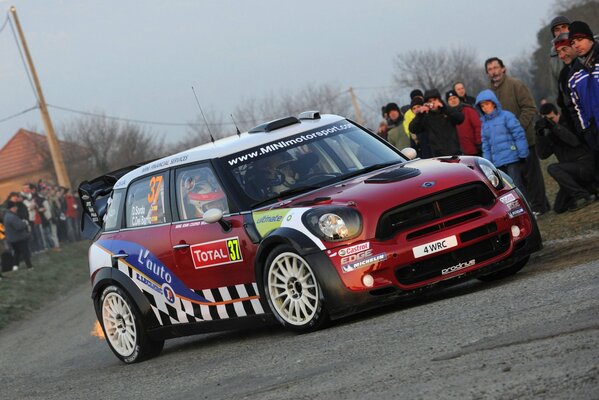 Mini cooper en las carreras de Carlos del barrio