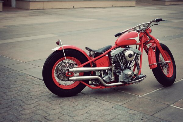 Vintage, motocicleta roja en la carretera