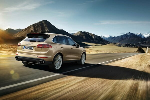 Coche. Porsche Cayenne en movimiento en la carretera