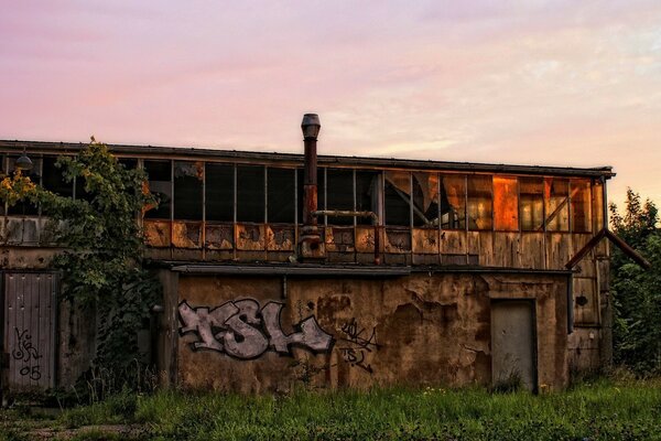 Baraccopoli di grafiti in vecchi abbandoni