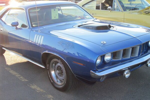 Coche azul con neumáticos deportivos y faros retro