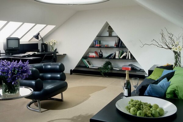 Diseño elegante de la sala de estar. Sofá con cojines, sillón de cuero, flores, champán y uvas