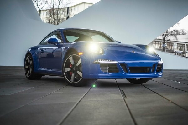 Front of the blue porshe 911 front view