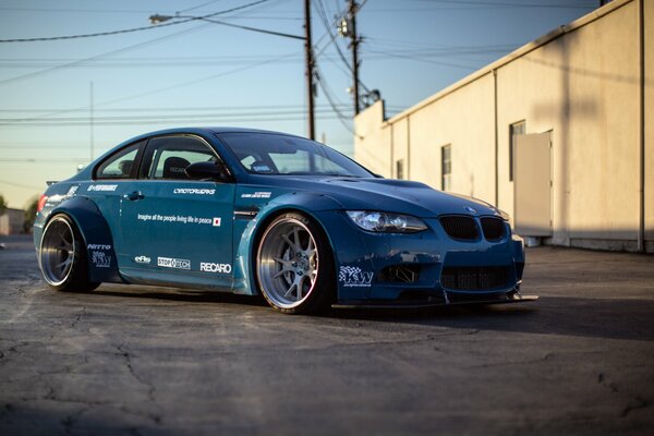 Ein blauer BMW steht auf dem Asphalt