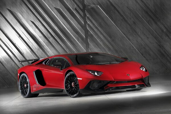 Roter Lamborghini mit neuen Reifen und Rückspiegel