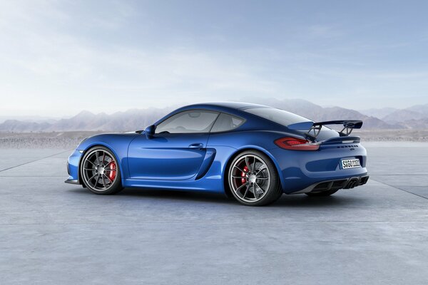 Blauer Porsche auf blauem Himmelshintergrund