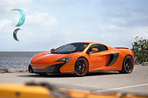 McLaren s Orange Supercar an der Küste