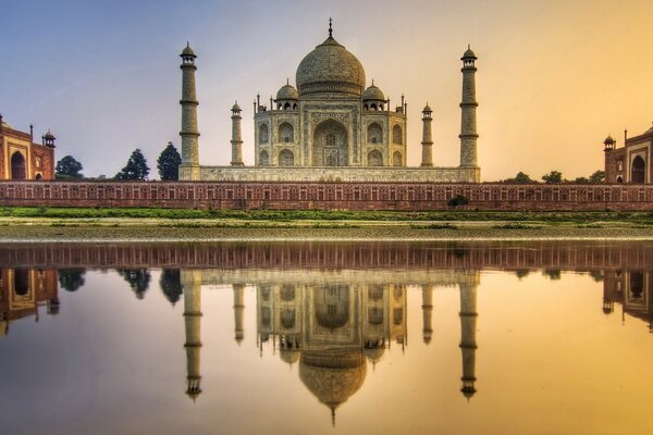 Fluss vor dem Taj Mahal Mausoleum in Indien