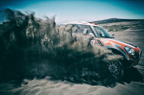 SUV mangia sulla strada nel deserto