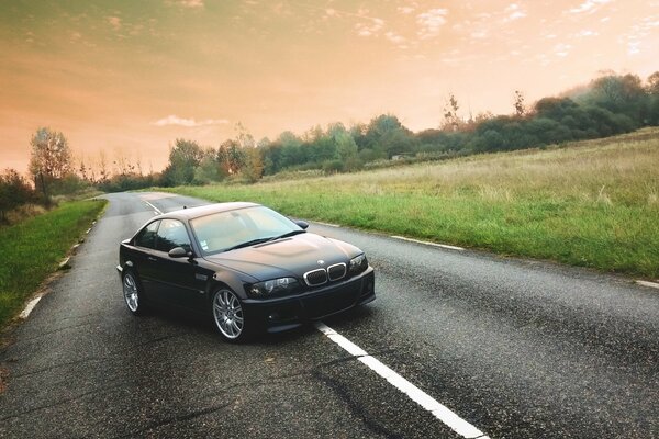 BMW Auto auf dem Hintergrund von Straße und Natur