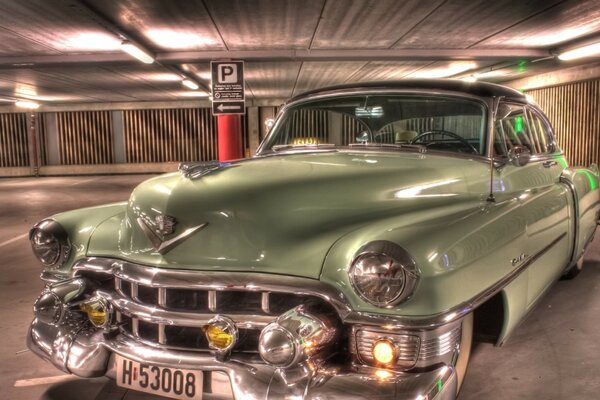 Khaki-Oldtimer auf dem Parkplatz