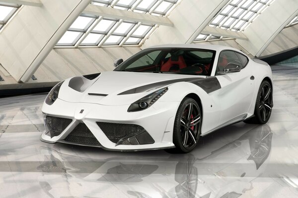 Stilvolles Ferrari-Auto in weißer Farbe vor dem Hintergrund der Fenster