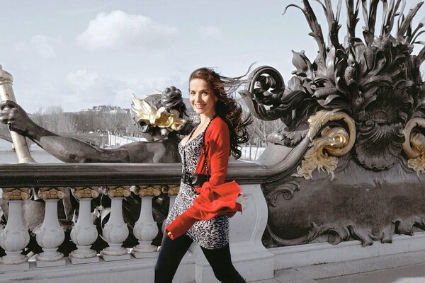 Natalia Oreiro walks through the streets of Russia