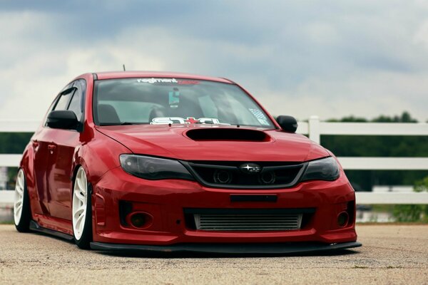 Voiture subaru impreza rouge