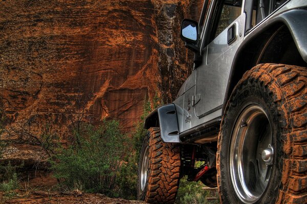 Jeep negro en las montañas y rocas en la arena