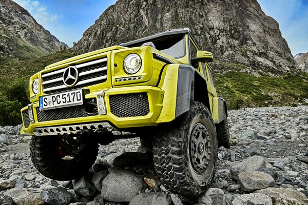 SUV lime MERCEDES-BENZ G500 4x4 W463 sullo sfondo delle rocce