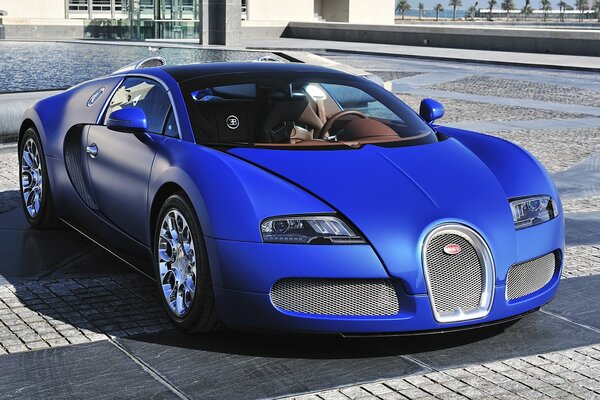 Supersportwagen Bugatti an einem sonnigen Tag in der Nähe des Gebäudes