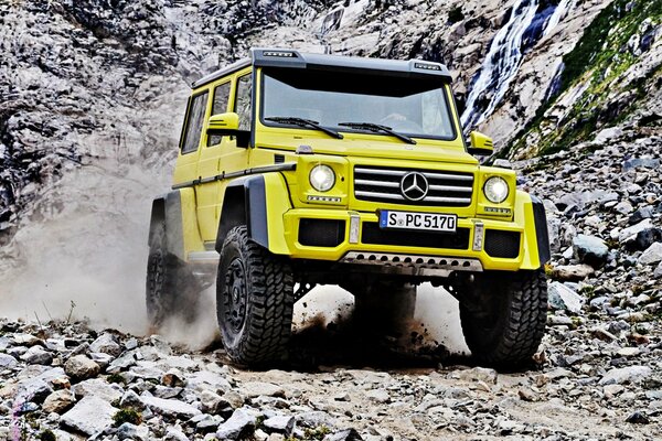 Mercedes-Benz de color amarillo brillante monta a lo largo de los cuentos